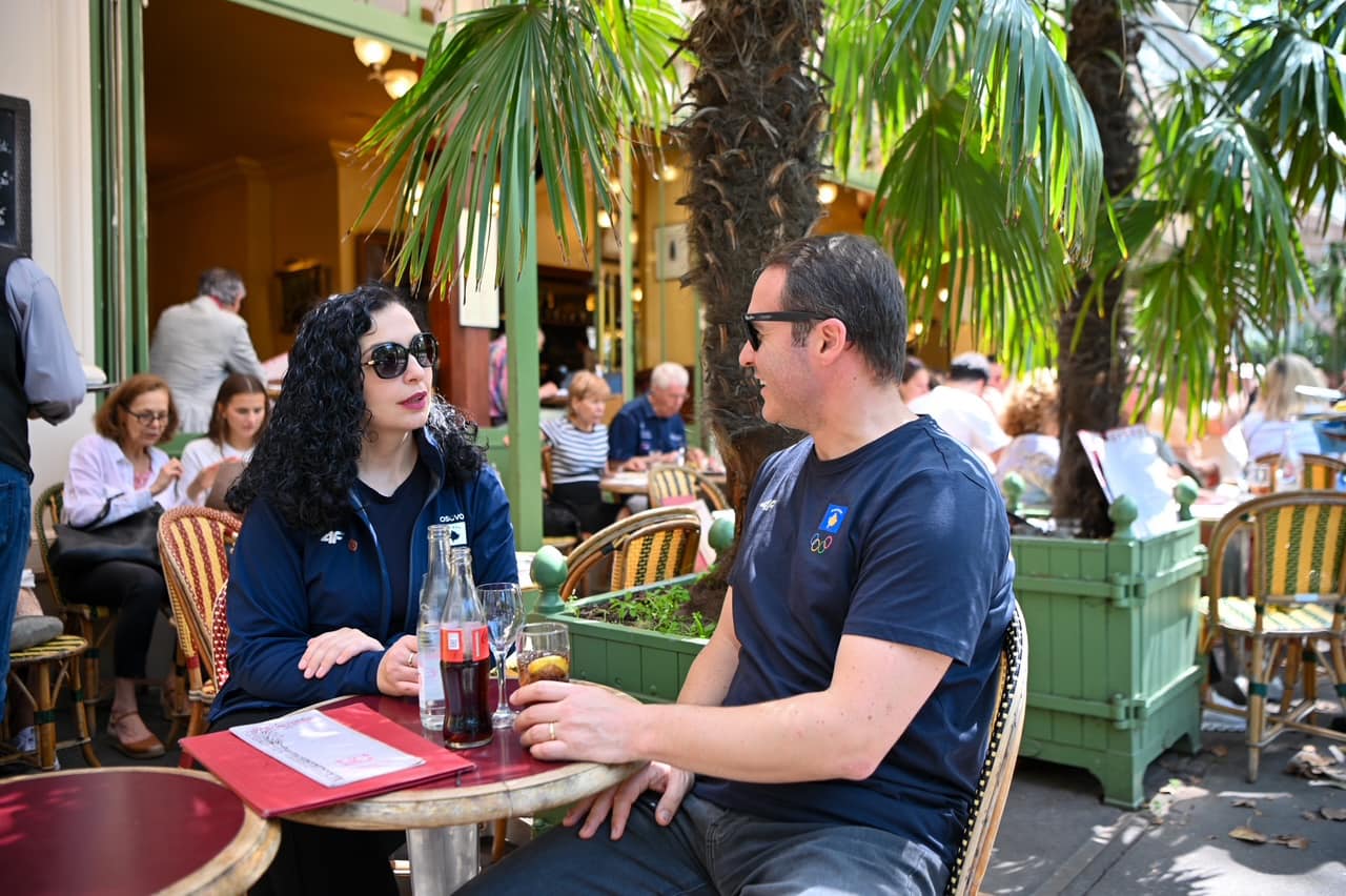 Në kafenenë e preferuar të Kadaresë – Sadriu publikon fotografi me Presidenten të shkrepur në Paris në “momente reflektimi”