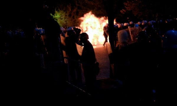 Përplasje dhe molotovë gjatë protestës së opozitës në Tiranë, 10 policë të lënduar