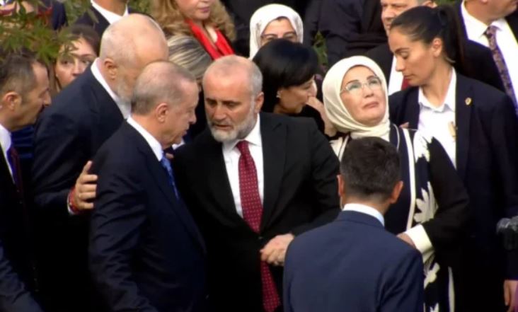 Inaugurohet xhamia e re e Namazgjasë në Tiranë, Rama dhe Erdogan të shoqëruar nga bashkëshortet