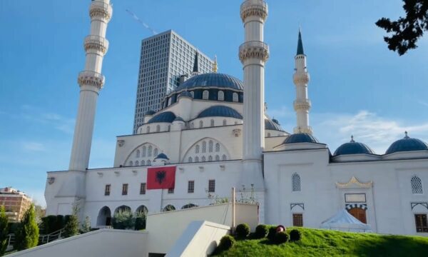 Do të inaugurohet nga Erdogan, snajperë në çatitë pranë xhamisë në Tiranë