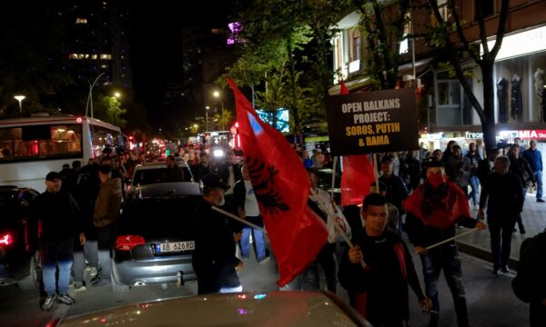 Opozita proteston 3 orë me molotov kundër institucioneve në Tiranë, 10 policë të lënduar