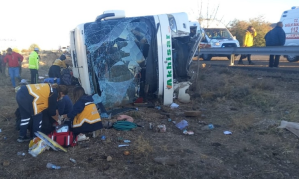 Përmbyset autobusi në Turqi, të paktën gjashtë të vdekur