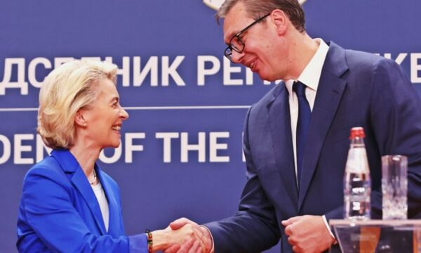 Media kroate: Von der Leyen shkon te Vuçiq, i cili e falënderoi Putinin dhe i premtoi diçka pak ditë më parë