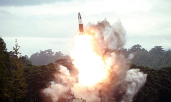 Koreja e Veriut kryen një provë me raketa balistike me rreze të shkurtër veprimi