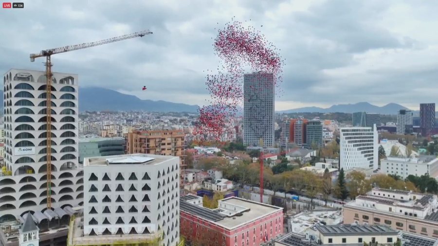 Flamuri kuqezi dhe tullumbacet pushtojnë qiellin e Tiranës në Ditën e Pavarësisë