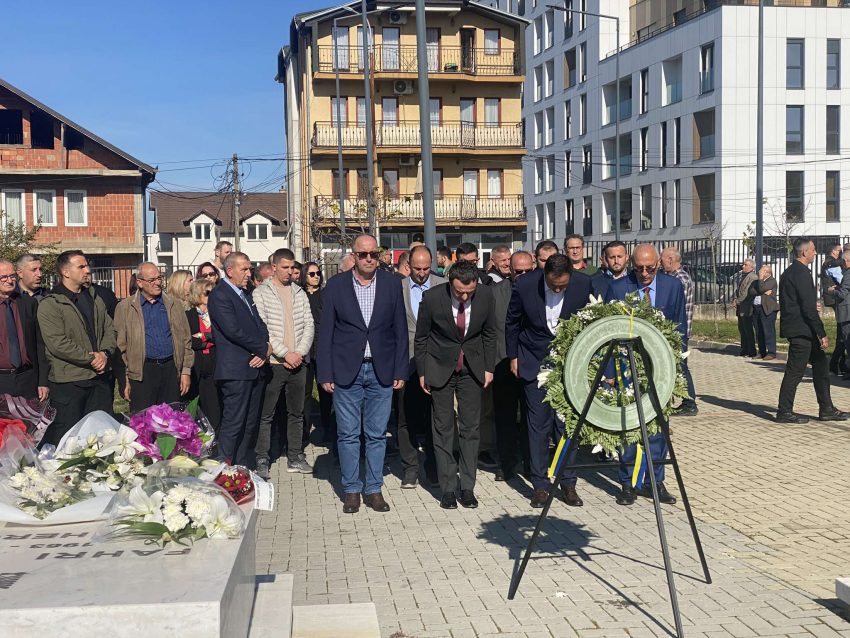 Kurti e Konjufca bëjnë homazhe për nder të 35-vjetorit të Afrim e Fahri Fazliut: Heronjtë do të kujtohen përherë