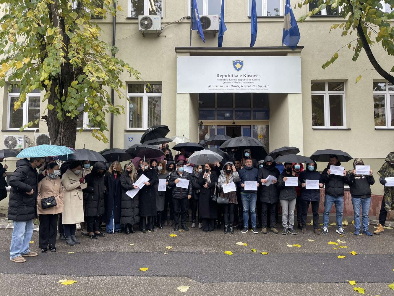 “S’muj me fol, punoj në ambient toksik”, sindikata e MKRS-së proteston pas rrahjes në këtë ministri