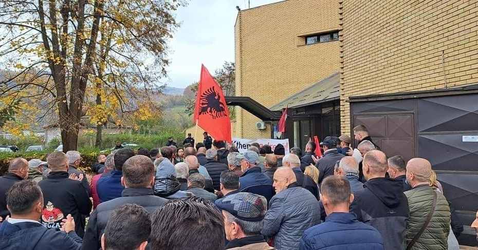 “Kthema adresën”, shqiptarët protestojnë në Medvegjë, Sinani: Kërkuan mbështetje ndërkombëtare