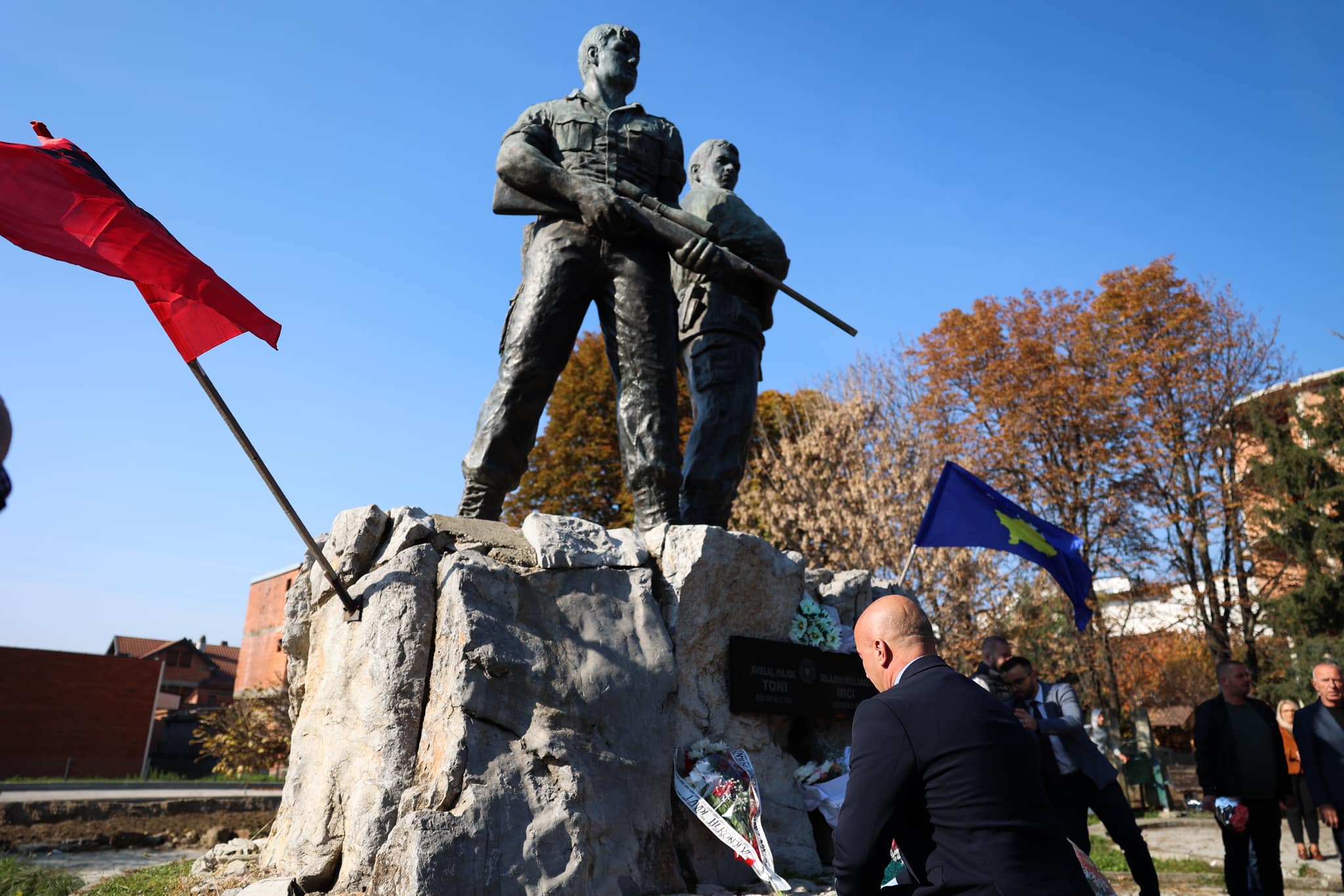 Haradinaj në Rahovec, nderon disa prej heronjve që ranë më 6 nëntor të ’98-së