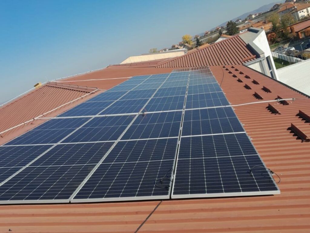 Obiliq, vazhdon instalimi i paneleve solare në tri objekte arsimore