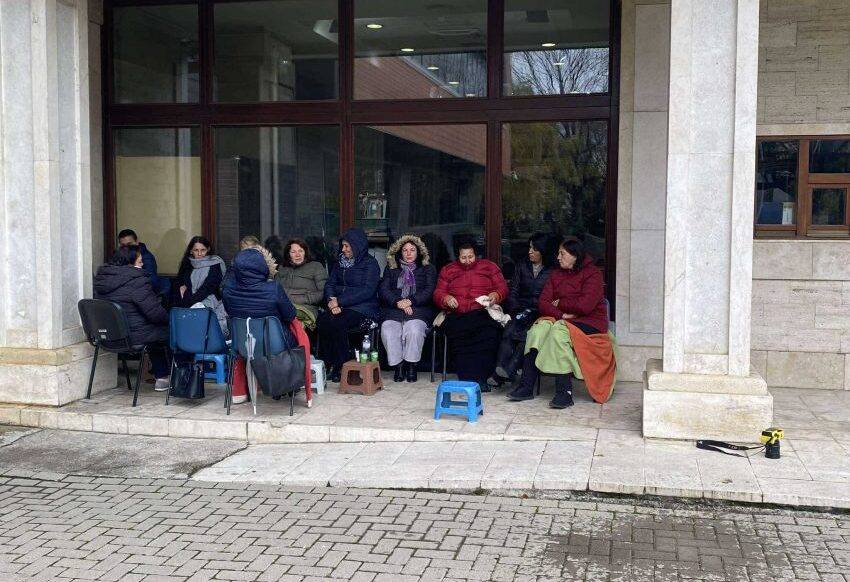 Punëtoret greviste të Kuvendit lihen jashtë, presin vendimin për punën e tyre