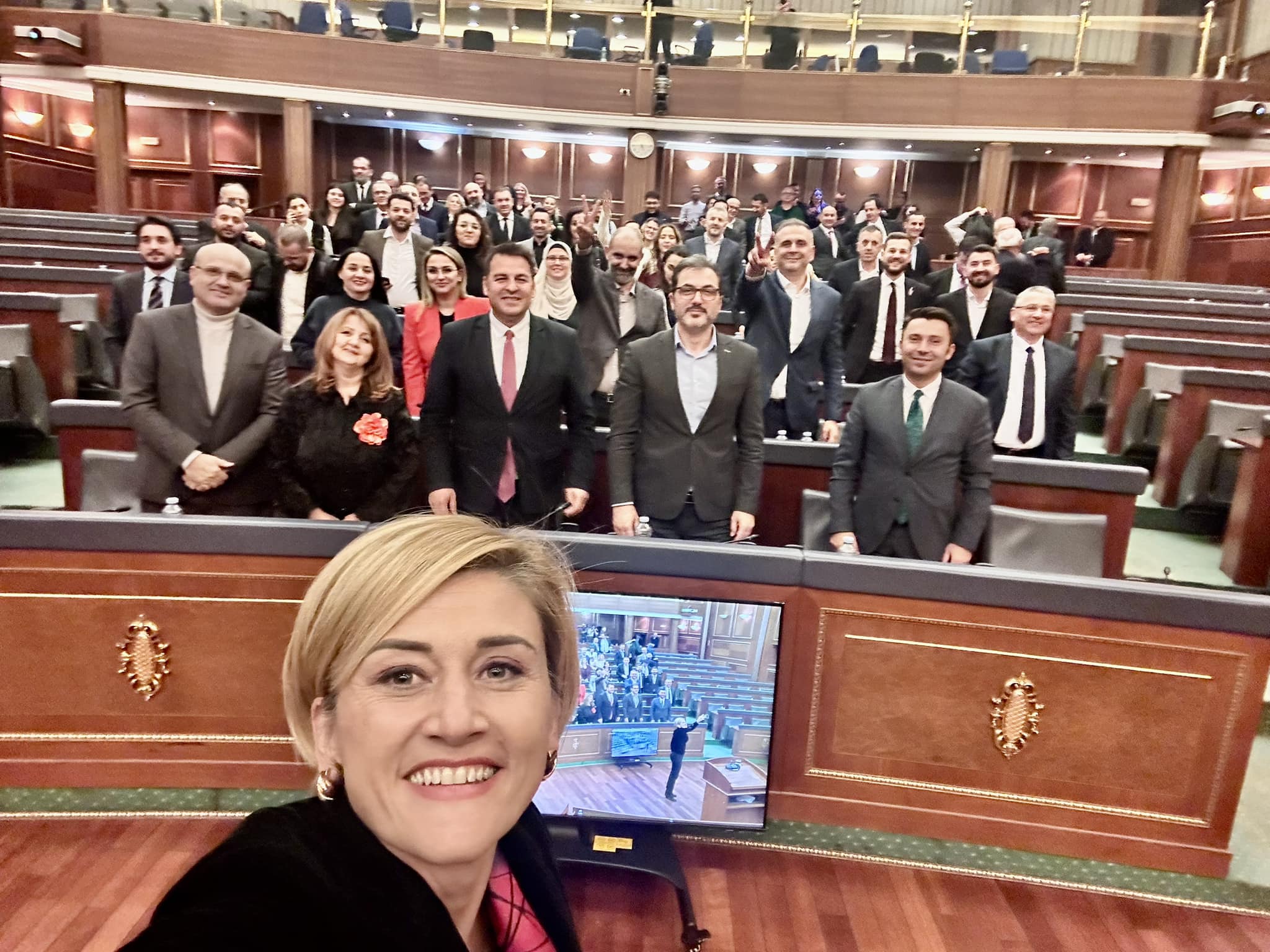 Pas miratimit të buxhetit, Mimoza Kusari bën “selfie” me Grupin Parlamentar të VV’së- opozita mungon