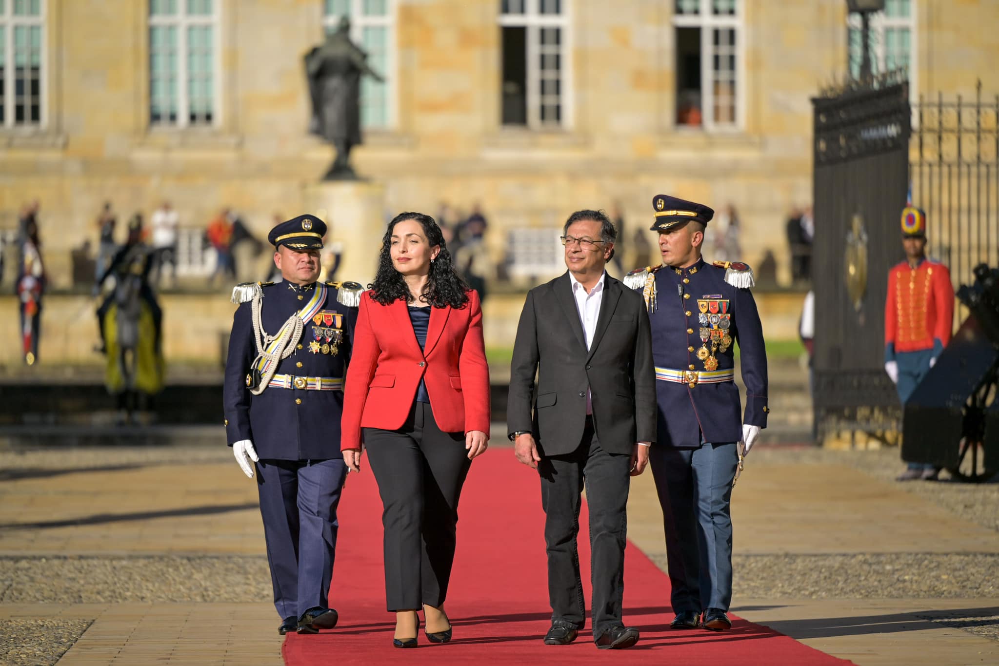 Osmani pritet me nderime ushtarake në Pallatin Presidencial në Kolumbi