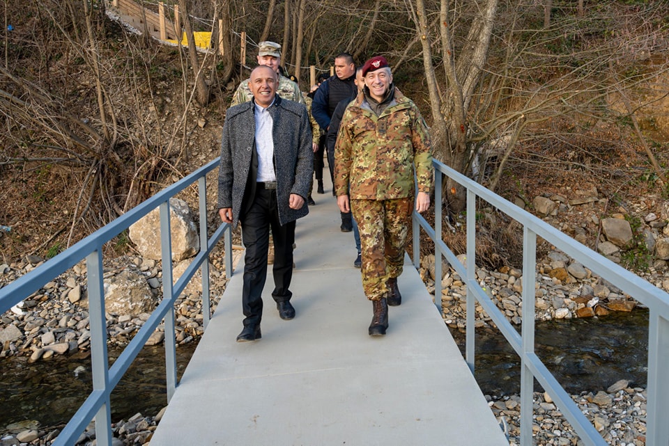 Në Zubin Potok hapet një urë për këmbësorë, u ndërtua nga KFOR-i