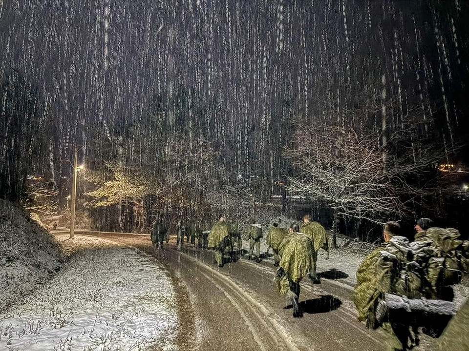 Në kushte të rënda atmosferike dhe temperatura të ulëta, kadetët e FSK-së përfundojnë marshimin 12.8 kilometërsh – Maqedonci publikon pamje