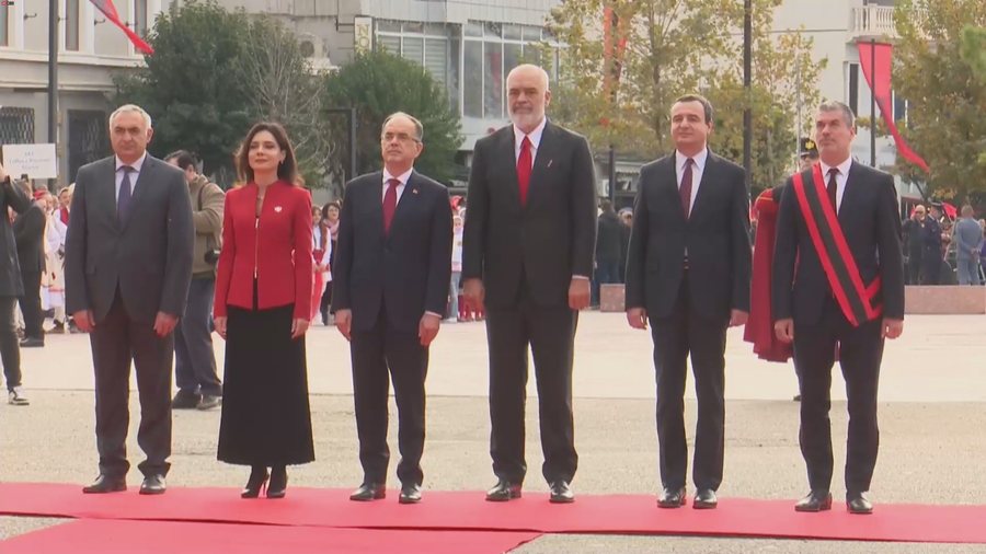 Kurti në Vlorë krah Ramës në festimet për 28 Nëntorin