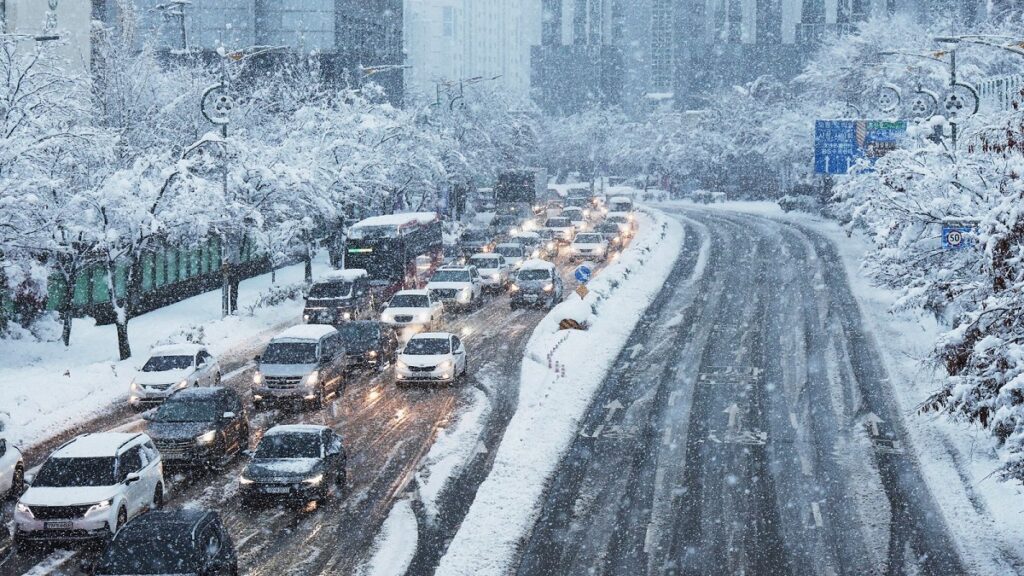 Acar e dëborë në Seul, pesë persona humbin jetën nga moti ekstrem