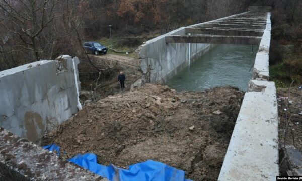 MSH: Uji që kalon nëpër kanalin e Ibër-Lepencit nuk është për momentin i pastër për pije