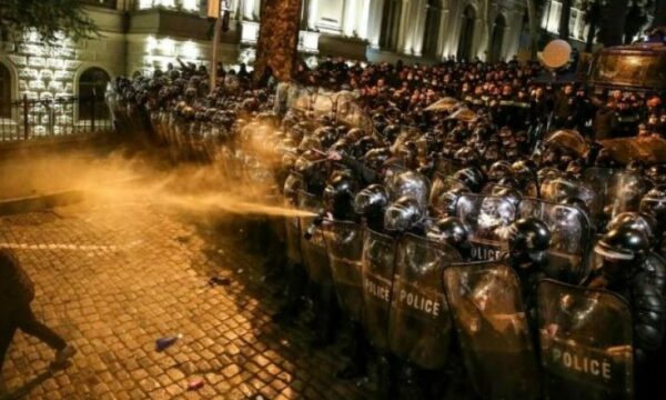 Mbi 100 protestues të arrestuar në Gjeorgji gjatë natës së dytë të trazirave