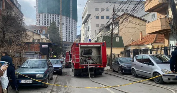 Detaje nga zjarri në një lokal në Prishtinë, shpërtheu bateria e motoçikletës elektrike