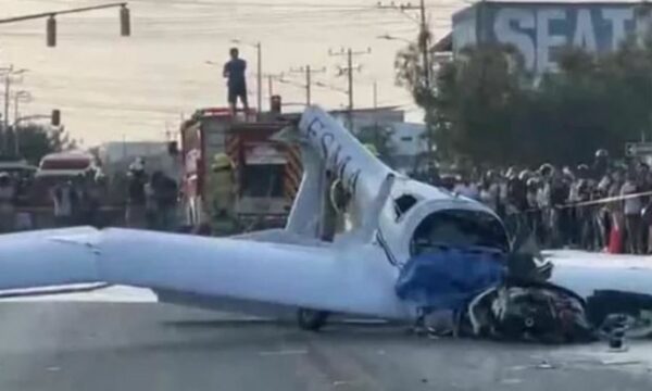 Helikopteri rrëzohet në mes të rrugës së populluar në Ekuador, dalin pamjet