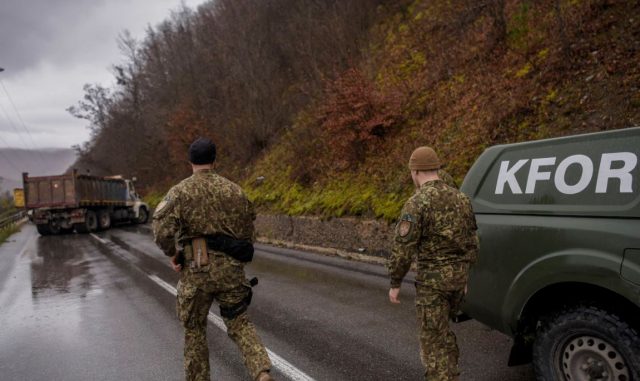 Kontrabandë me kafshë në veri, KFOR-i i gjen katër automjete që dyshohet të jenë futur nga Serbia