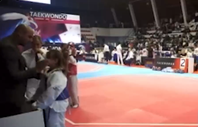 Pamje të turpshme: Goditet me shuplakë nga trajneri i Kosovës tetëvjeçarja që humbi kundër rivales serbe në taekwondo