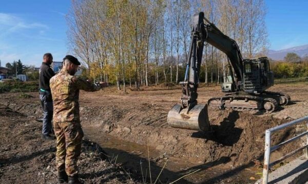 Ushtarët e KFOR-it ndezin buldozerët, pastrojnë një kanal në afërsi të një shkolle në Rakosh të Istogut