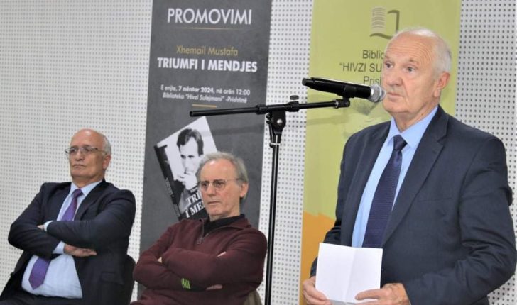 Promovohet libri “Triumfi i mendjes” i autorit Xhemail Mustafa me esetë, shkrimet kritike dhe publicistike