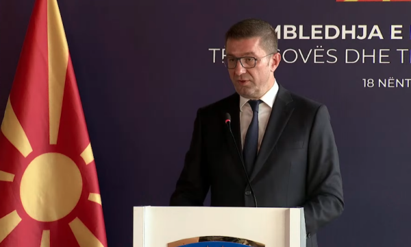 Mickoski thotë se zëvendësi i tij që e konsideron Kosovën “djep të Serbisë” po “digjej” nga dëshira për të qenë sot në Prishtinë