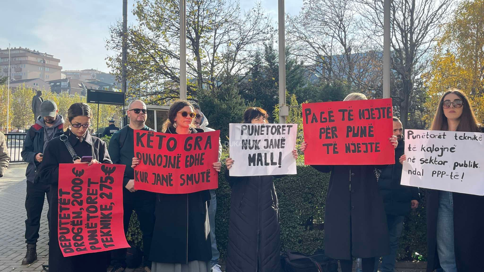 Protestohet para Kuvendit – Kërçeli punëtoreve teknike: S’ka arsye për takim