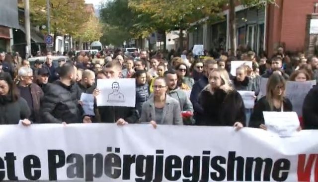 Vrasja e 14-vjeçarit, prindërit me lot në sy protestojnë te shkolla “Fan Noli”