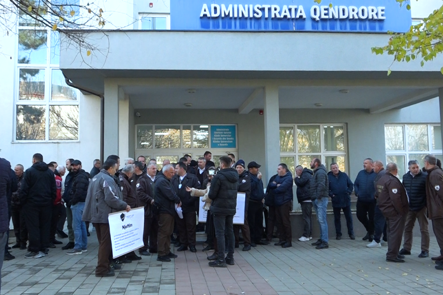 Punëtorët e sigurimit fizik të QKUK-së në protestë, nuk përjashtohet greva