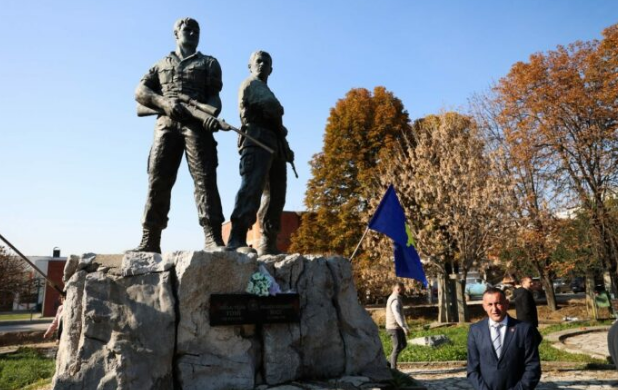 Brahimaj bën homazhe në varrezat e heronjve Toni dhe Mici