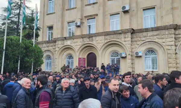 Protestuesit ia mësyjnë Parlamentit në Abkazi të Gjeorgjisë për shkak të një ujdie me Rusinë