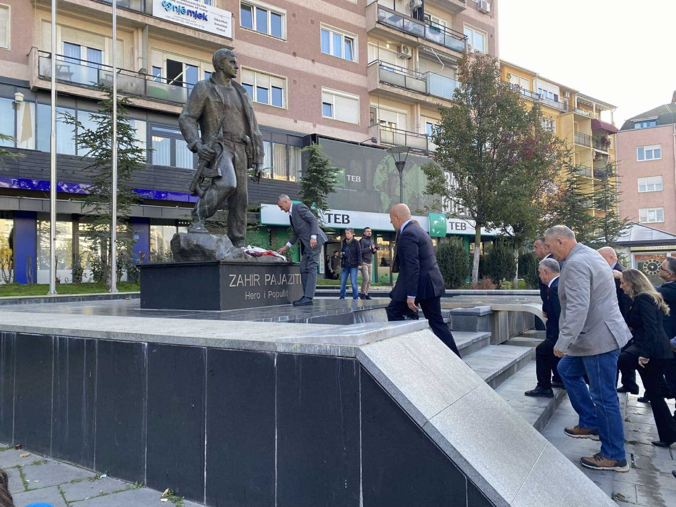 Haradinaj bën homazhe pranë shtatores së Zahir Pajazitit: Ishte ndër bashkëluftëtarët më të zotë