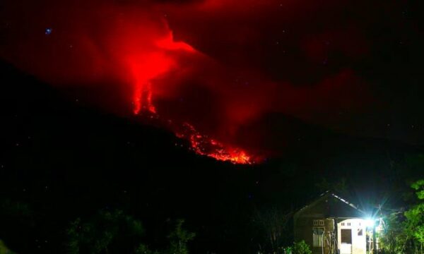 Shpërthen vullkani në Indonezi, autoritetet ngrenë alarmin në nivelin më të lartë