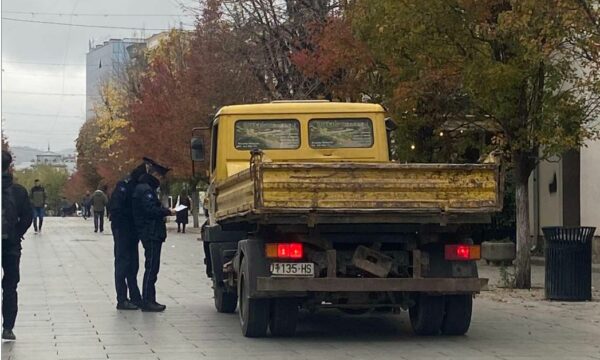 Hyri me kamionetë në shesh, policia gjobit shoferin