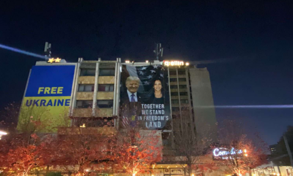 Vendoset një poster në qendër të Prishtinës me fotografitë e Trump dhe Harris