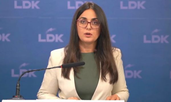 Drejtoresha Lushaku -Sadriu i ndalon në shkollat e Prishtinës doracakët e Edukatës Seksuale: E paprecedentë si po e trajton ky pushtet familjen