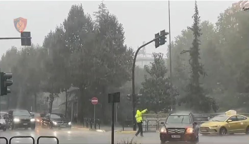 Moti i keq në Shkodër, shumë zona pa energji elektrike, bllokohen disa akse