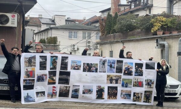 Disa serbë protestojnë në Prishtinë