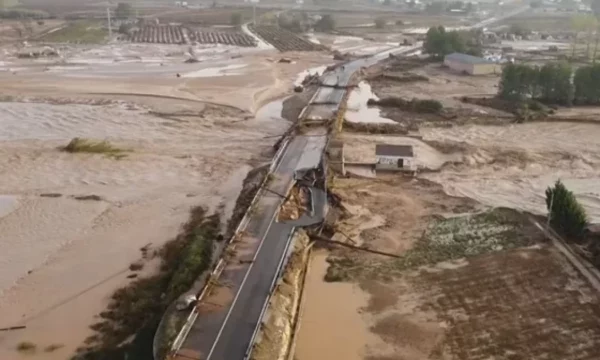 Ndërtesa të zhytura në ujë, ura të rrafshuara: Pamjet me dron tregojnë shkallën e shkatërrimit në Valencia