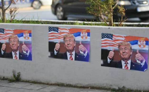 Petkoviq propagandon pa marre: Policët e Kosovës po grisin posterët e Trump në Leposaviq