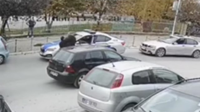 Zyrtari policor arreston një person që po sulmonte një tjetër gjatë një mosmarrëveshje në komunikacion