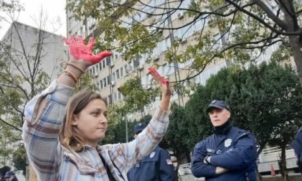 Ponosh: Vuçiq po përpiqet të largojë vëmendjen nga tragjedia në Novi Sad