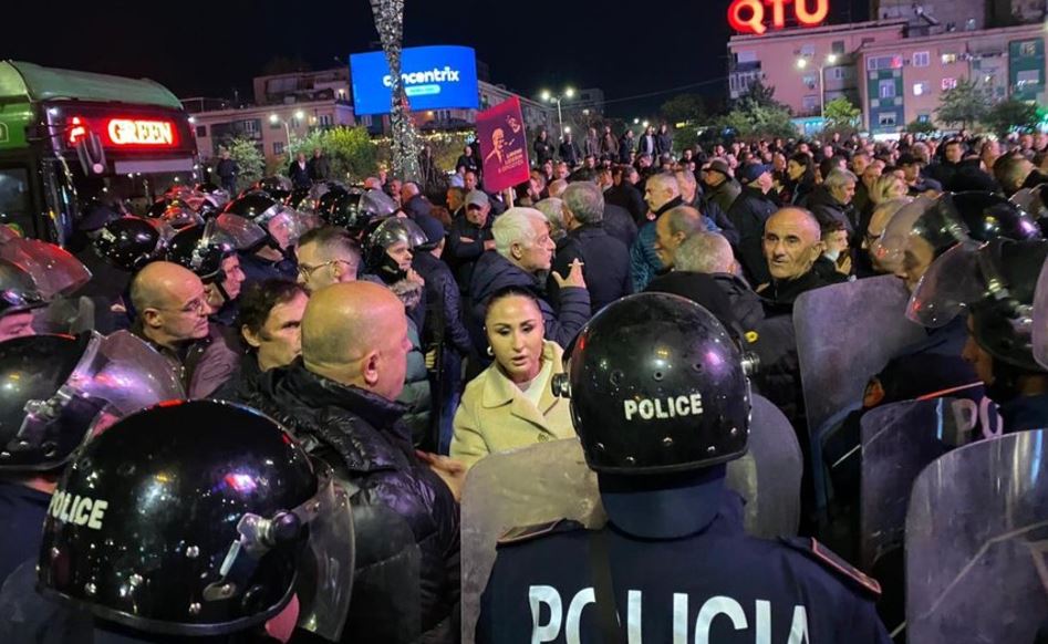 Protesta e opozitës në Tiranë, 44 persona u shoqëruan në Polici