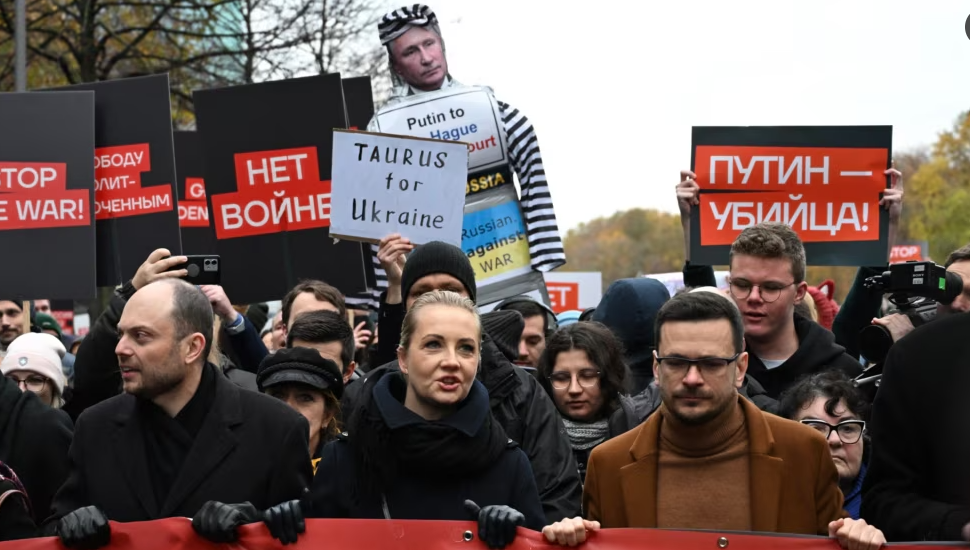 Kundërshtarët e Putinit protestojnë në Berlin kundër luftës në Ukrainë, merr pjesë edhe e veja e Navalnyt