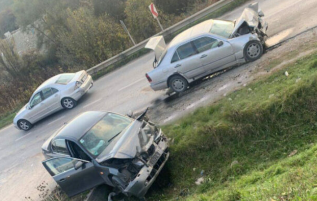 Policia jep detaje për aksidentin ndërmjet tri veturave në Gjilan ku vdiq një grua