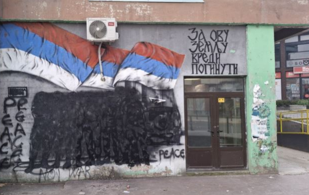 Në Mitrovicën e Veriut fshihet një mural nacionalist kushtuar luftëtarëve serbë në Kosharë